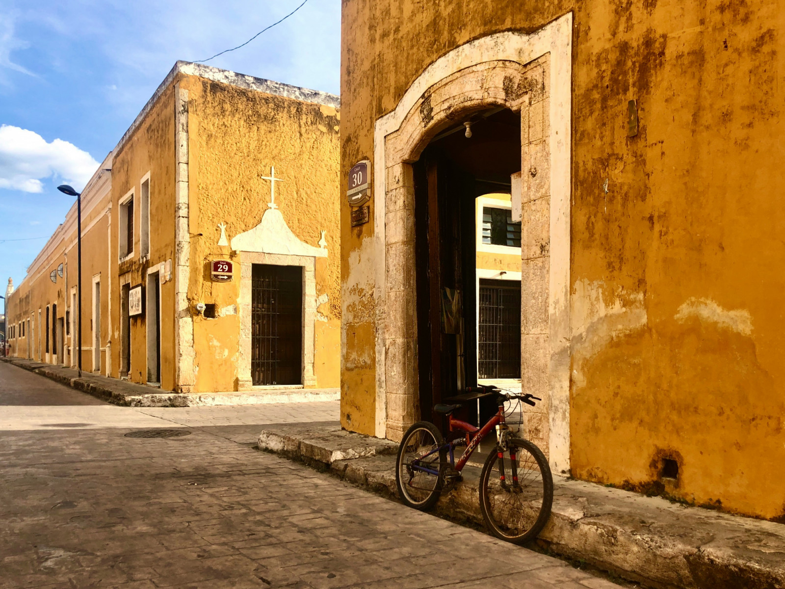 Izamal in Mexico is a travel destination drenched in golden yellow. (Photo: Alejandro Zayas / Unsplash)