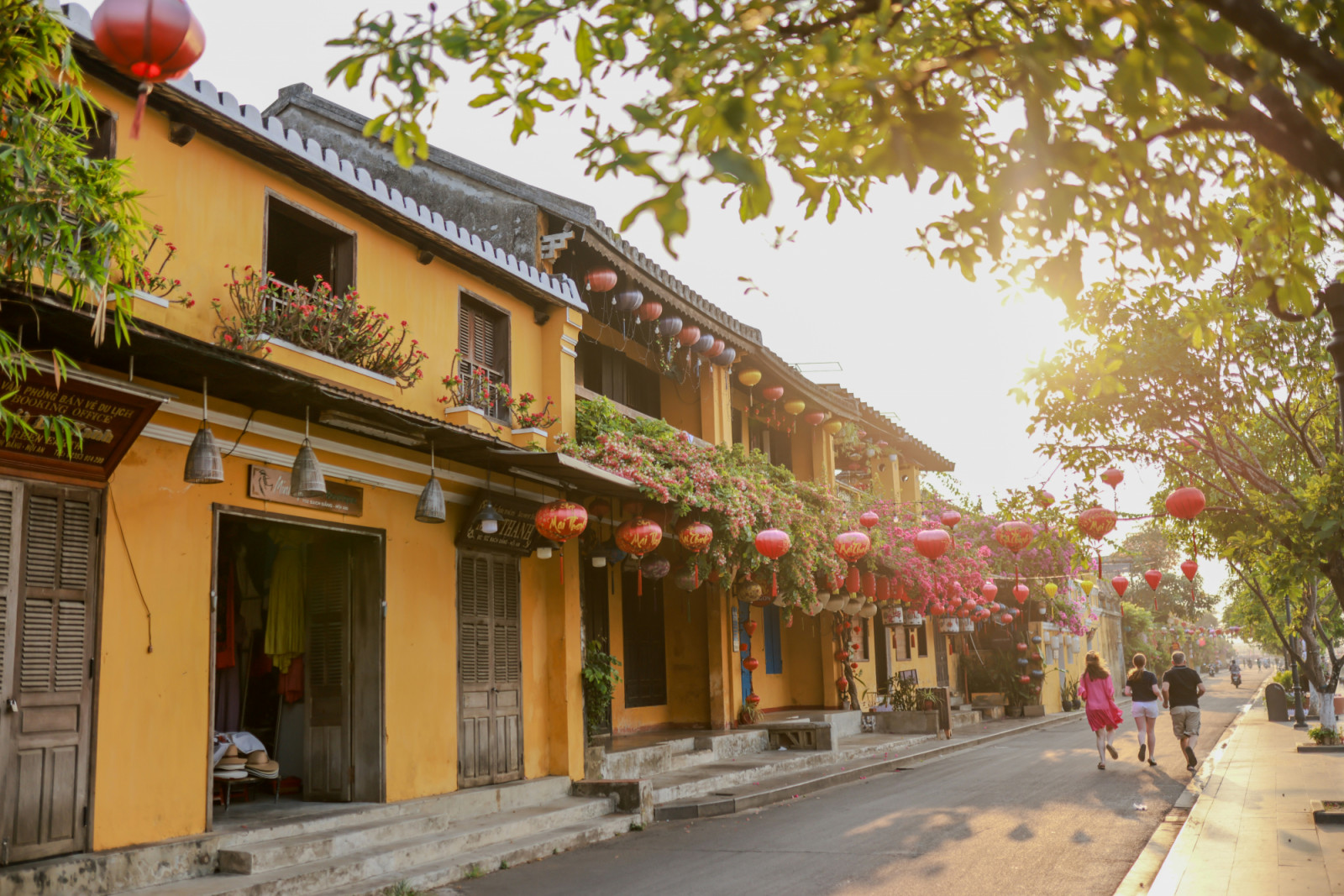 Hoi An’s vibrant yellow buildings are the perfect Instagram backdrop. (Photo: Hoi An Photographer / Unsplash)