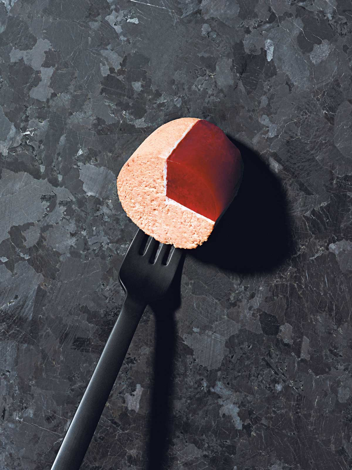 Mild liver is combined with a tangy and sweet raspberry gel to form a balanced sausage (Photo: Jonas Marguet)