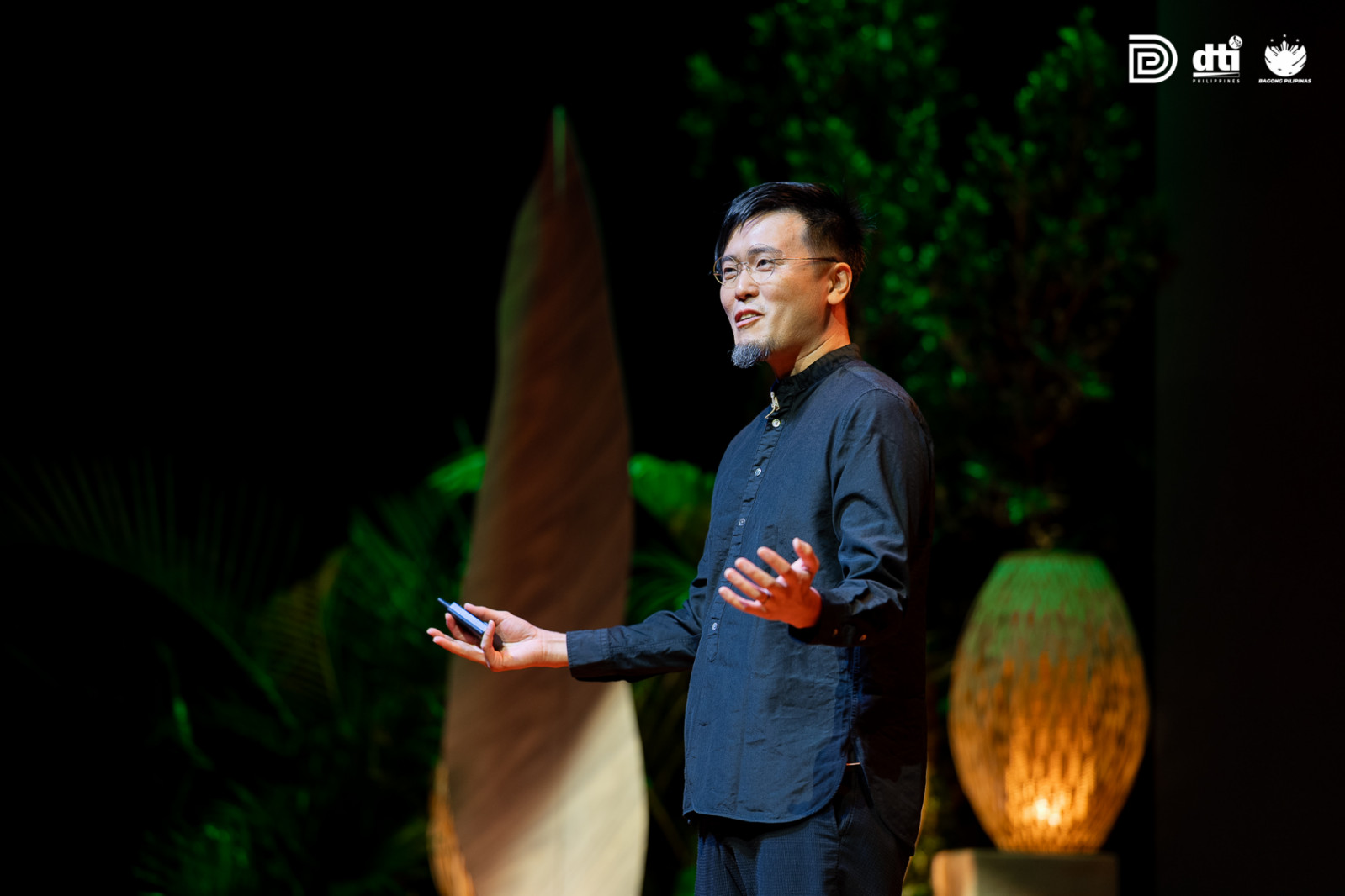 Professor Eisuke Tachikawa's discussion at the DTI Design Center of the Philippines' ninth International Design Conference, entitled "Holding The Whole"