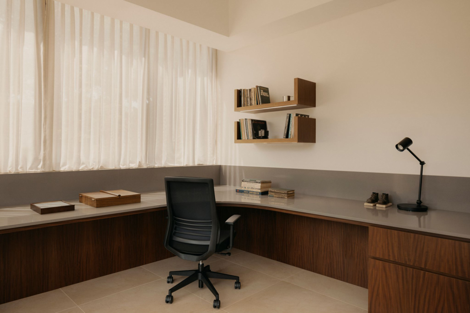 Ho Kwon Cjan’s tidy study