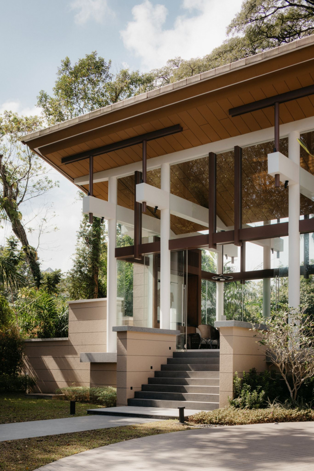 The architectural volume brings the outside in via almost entirely glazed walls