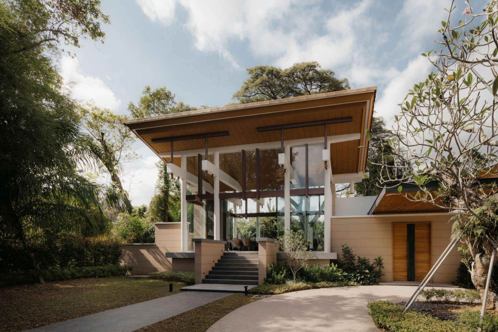 This spread, clockwise from bottom left: Fans of Banyan Tree resorts will recognise the brand’s signature sense of arrival in this Good Class Bungalow