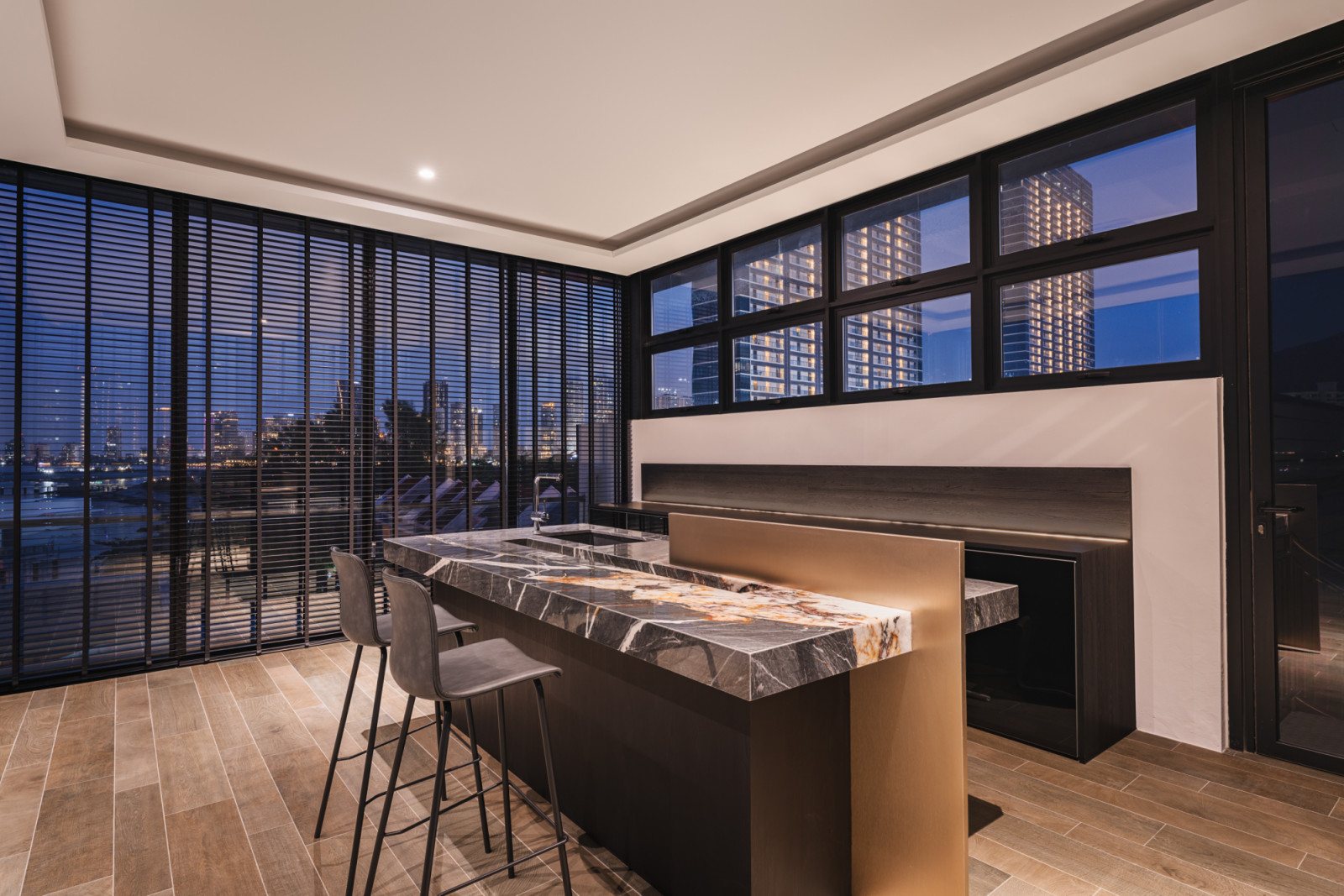 Tthe rooftop entertainment area’s sophisticated lighting design makes it appear to float above the urban landscape