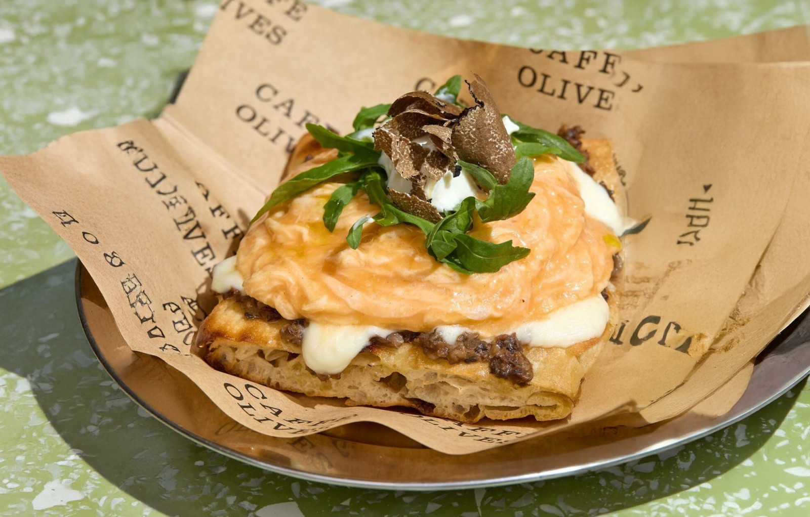 เมนู Truffle Breakfast Pizza พิซซ่าทรัฟเฟิลบรันช์ที่เสิร์ฟพร้อมไข่คนและทรัฟเฟิลสด (ภาพ: Caffè Olives)