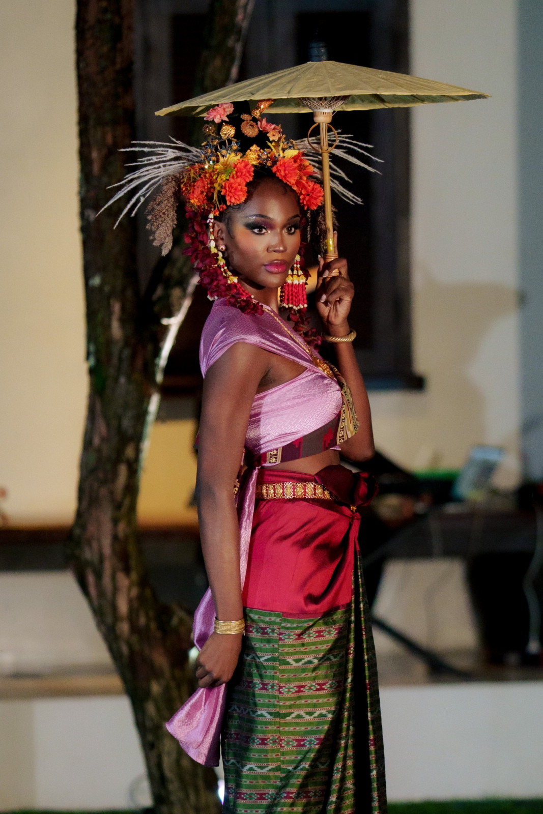 Midori Monet กับการแต่งกายชุดล้านนาร่วมสมัยในรอบ MIQ 2025 Gala Night: Culture & Couture in Chiang Mai (ภาพ: Official Miss International Queen 2025)