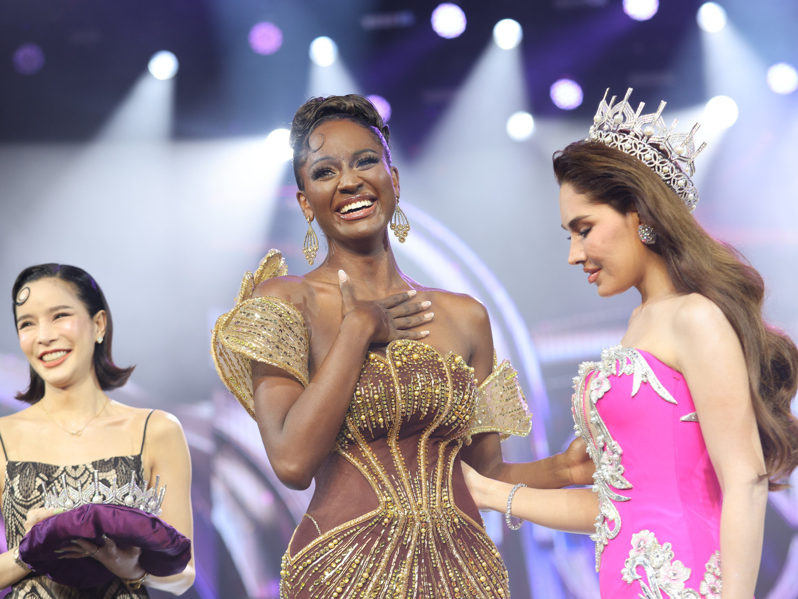 Midori Monet ขณะกำลังรับมงกุฎและสายสะพาย Miss International Queen 2025 จาก Catalina Marsano, Miss International Queen 2024 (ภาพ: Official Miss International Queen 2025)