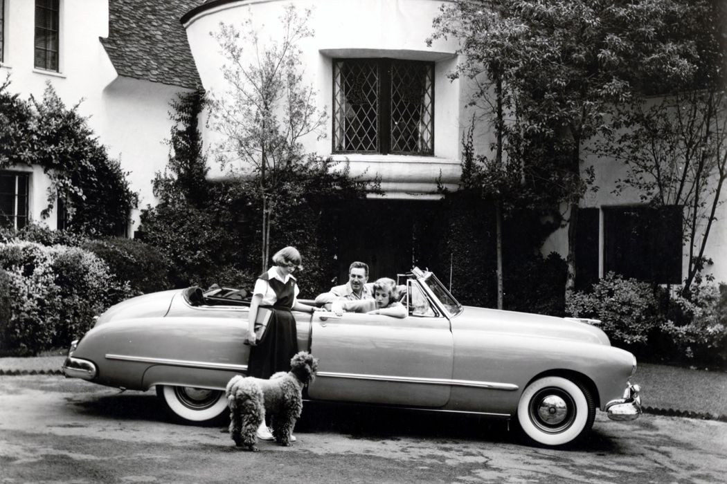 Walt Disney và con gái của ông tại khuôn viên của Storybook Mansion (Ảnh: Ronald Grant Archive/Mary Evans/Everett Collection)