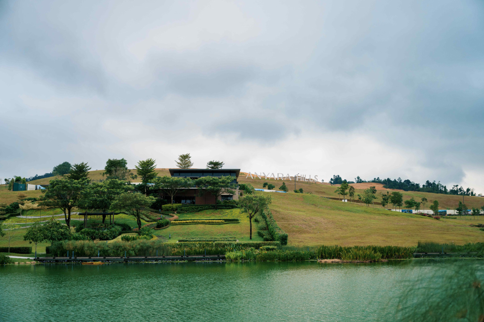 The low-density Anyara Hills township offers one-acre freehold plots for bespoke residences framed by panoramas of the Banjaran Titiwangsa