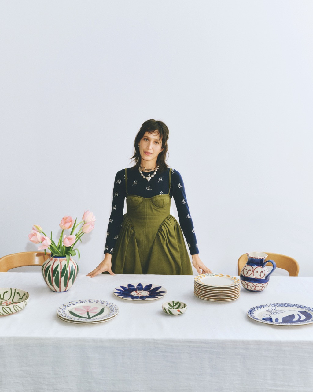 Hay’s La Pittura collection is a range of tableware adorned with artist Emma Kohlmann’s expressive motifs