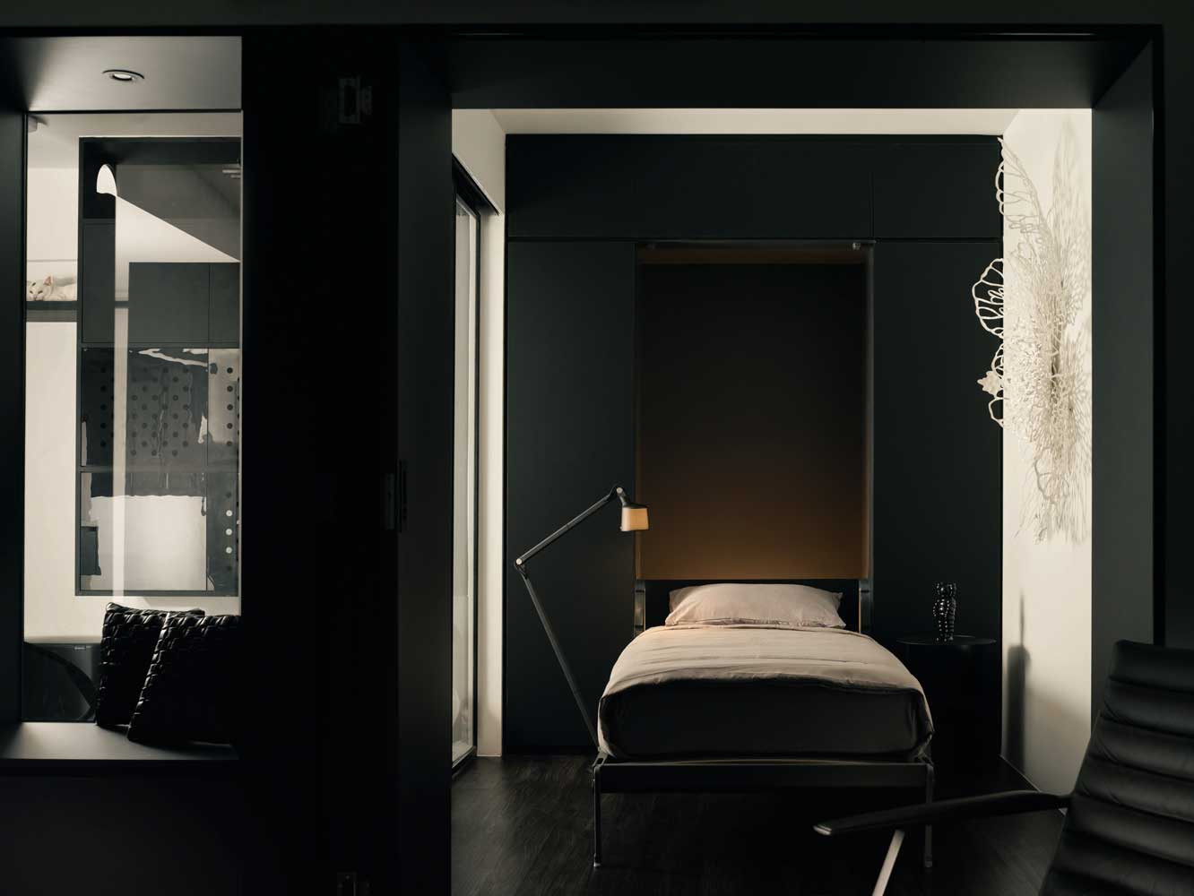 A stylish bedroom in Apartamento Georgie (Photo: Arche)