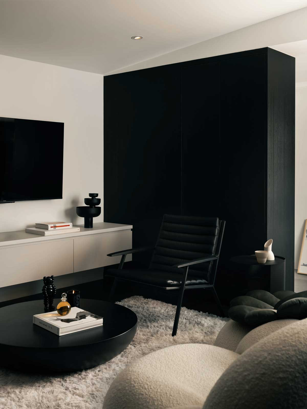 This textural black-and-white corner in Apartamento Georgie shows how monochromatic decor can be interesting (Photo: Arche)