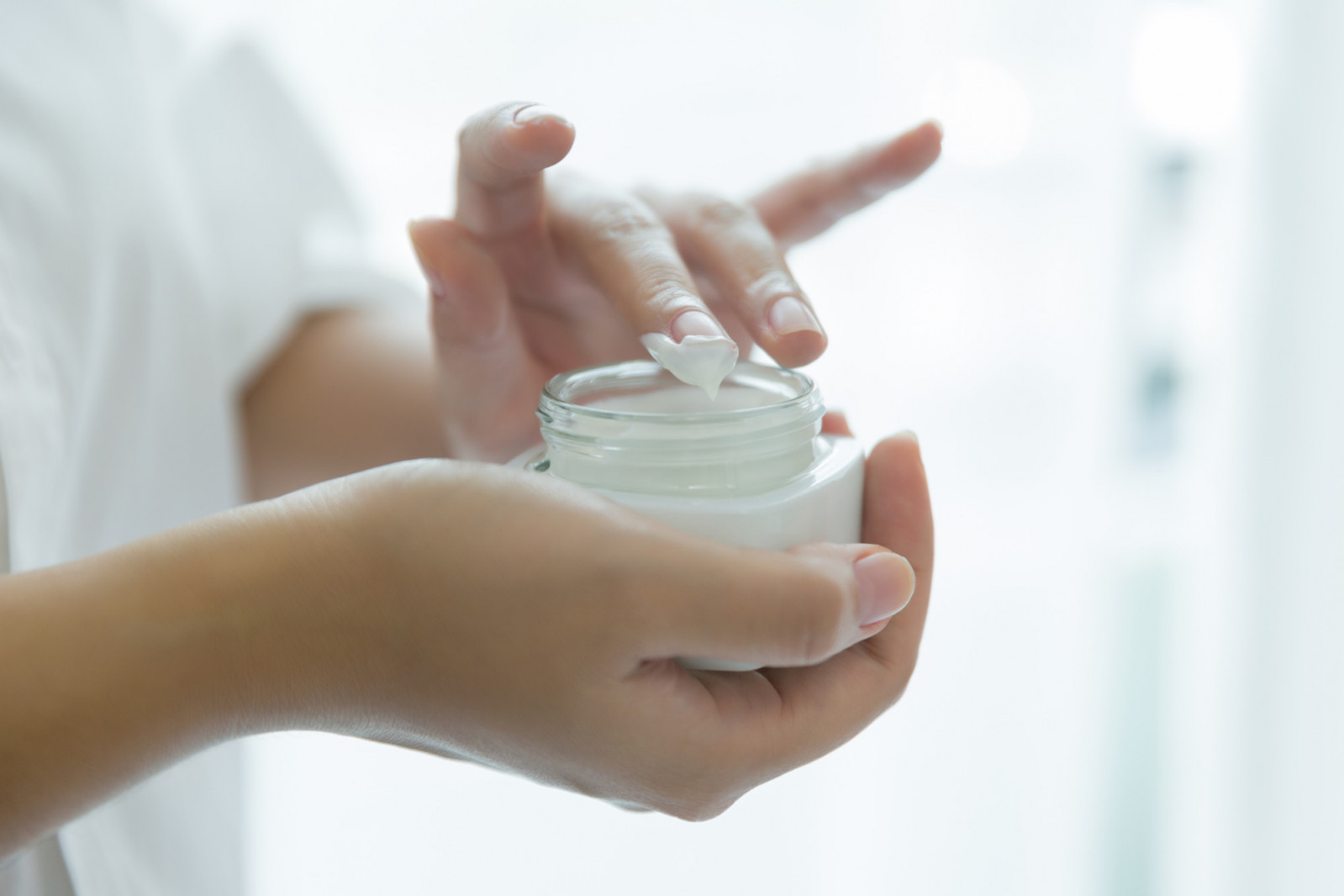 Ceramides fortify the skin’s barrier overnight, locking in moisture and preventing dryness so your evening routine ends on a restorative note. (Photo: Freepik)