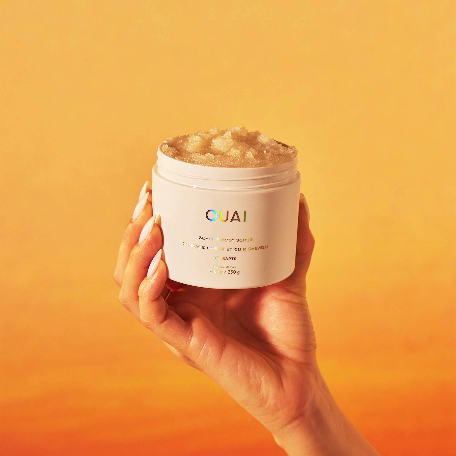 OUAI St. Barts Cleansing Scalp & Body Sugar Scrub kết hợp đường, dầu dừa và glycerin để tẩy da chết dịu nhẹ và cấp ẩm sâu cho da đầu. Ảnh: Sephora
