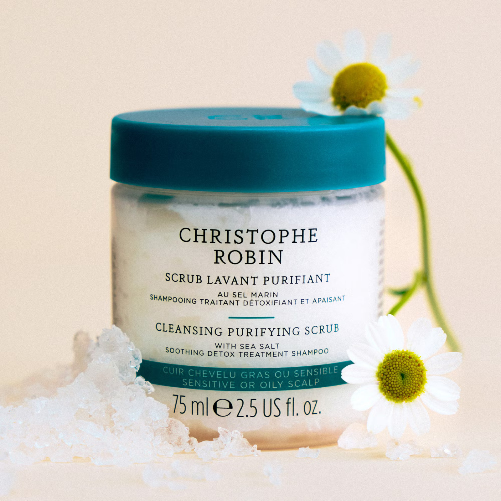 Với chiết xuất muối biển, sản phẩm tẩy tế bào chết của Christophe Robin giúp thải độc da đầu và xua tan cảm giác ngứa ngáy khó chịu. Ảnh: Christophe Robin