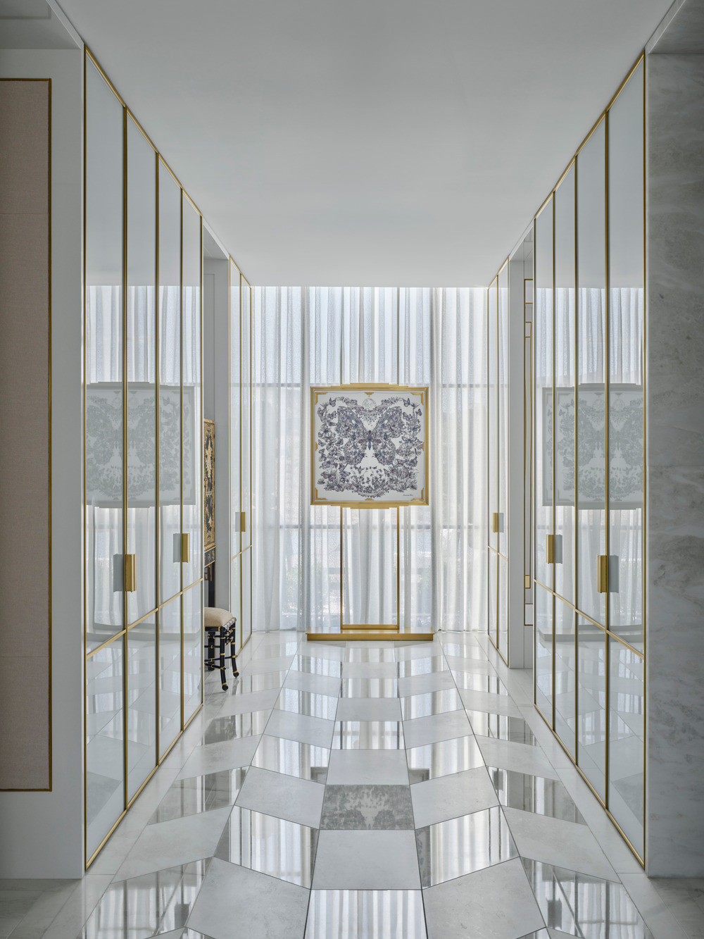The main gallery connects public zones to more private areas through transitional corridors
