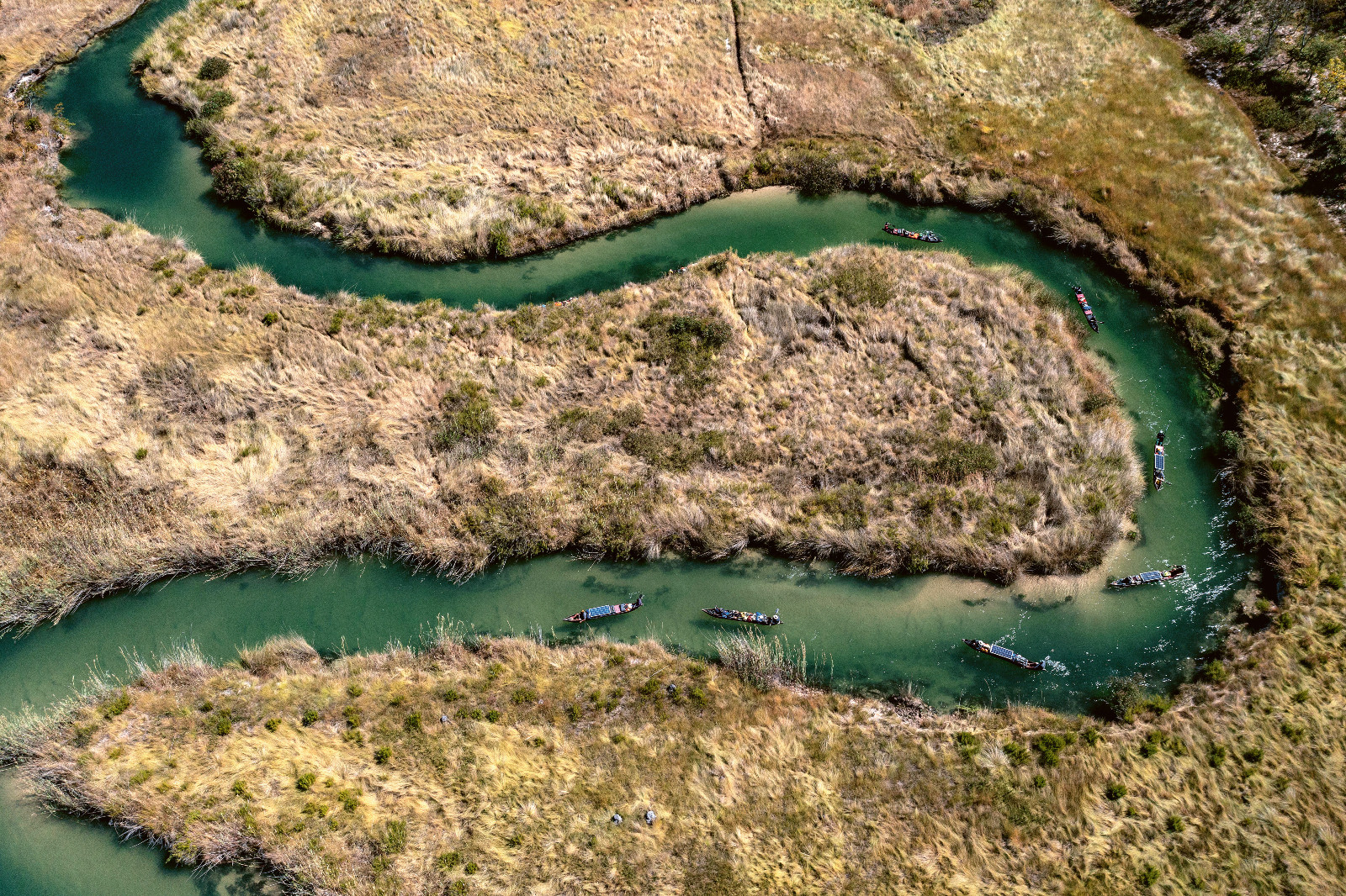 Tim ekspedisi Lungwevungu menelusuri sungai tersebut dari sumbernya di Angola hingga perbatasan dengan Zambia