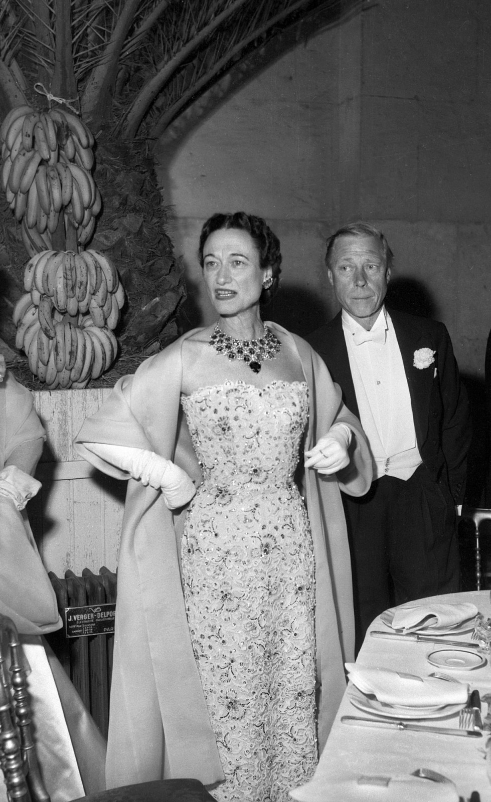 XRA1655212 Duke Edward of Windsor (Former King Edward Viii) and Duchess of Windsor (Wallis Simpson, With A Necklace By Cartier) during Ball in Versailles on June 17, 1953 (b/w photo); (add.info.: Duke Edward of Windsor (former king Edward VIII) and duchess of Windsor (Wallis Simpson, with a necklace by Cartier) during ball in Versailles on june 17, 1953); © AGIP.