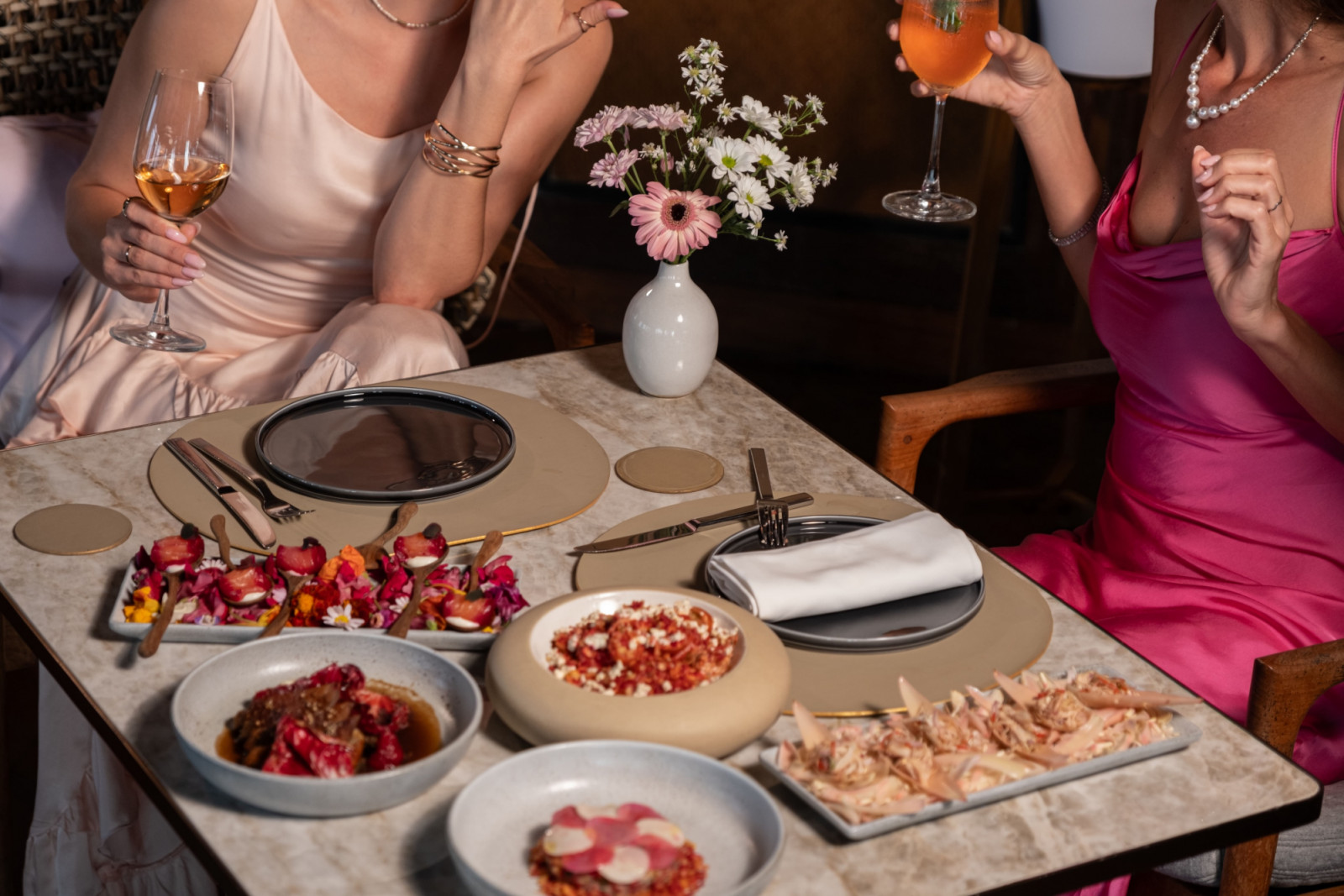 Gunakan pakaian bernuansa merah muda untuk mendapatkan potongan 10 persen pada Pink Brunch di Sundara