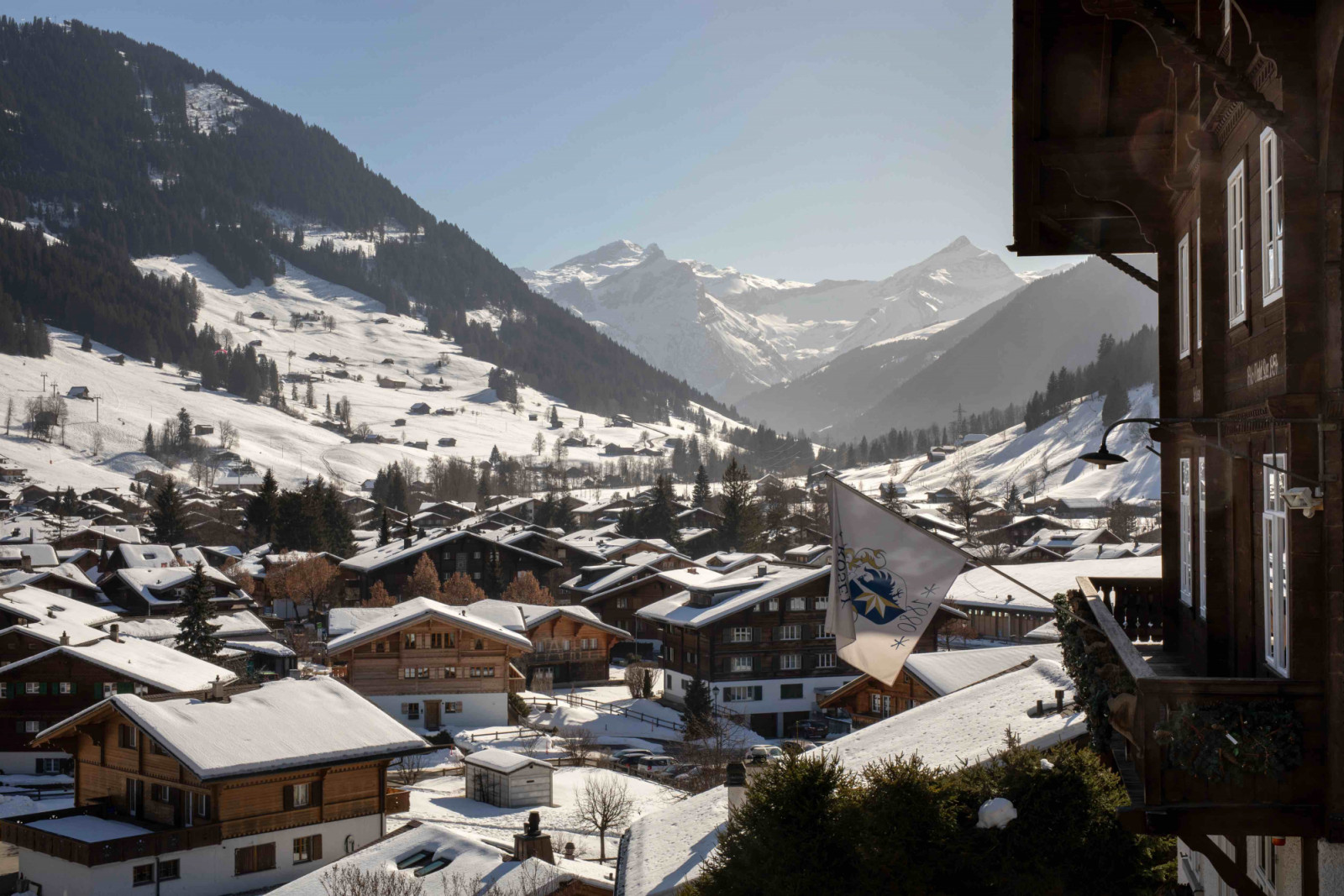 The Chalet Rex, where Le Rosey’s story with Gstaad started in 1916, with the Glacier 3000 in the background (Image: © Institut Le Rosey)
