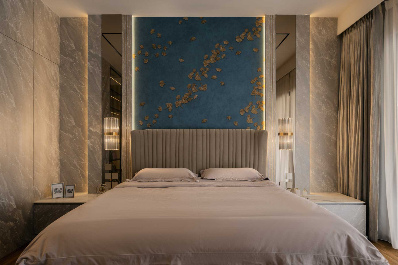 A panel in vivid blue above the bedhead introduces a crisp accent to the master bedroom (Photo: Mr Shopper Studio)