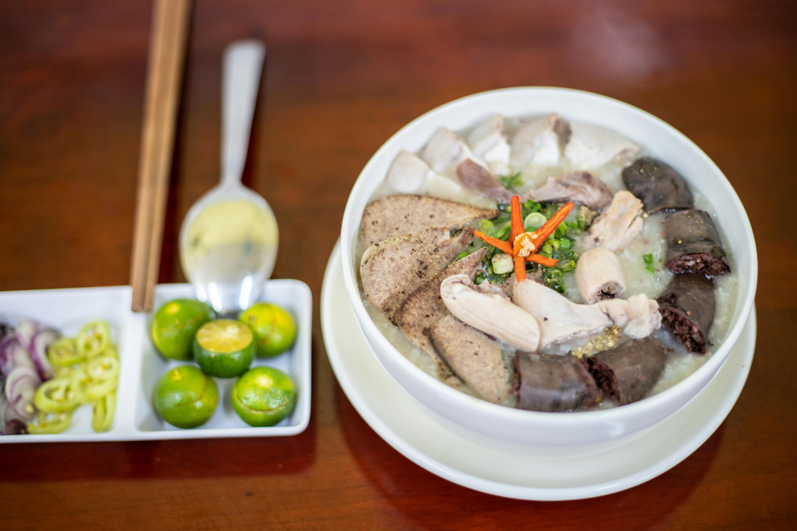 A dash of blood gives an edge to regular porridge in Vietnam. (Photo: Media Dung / Pexels)