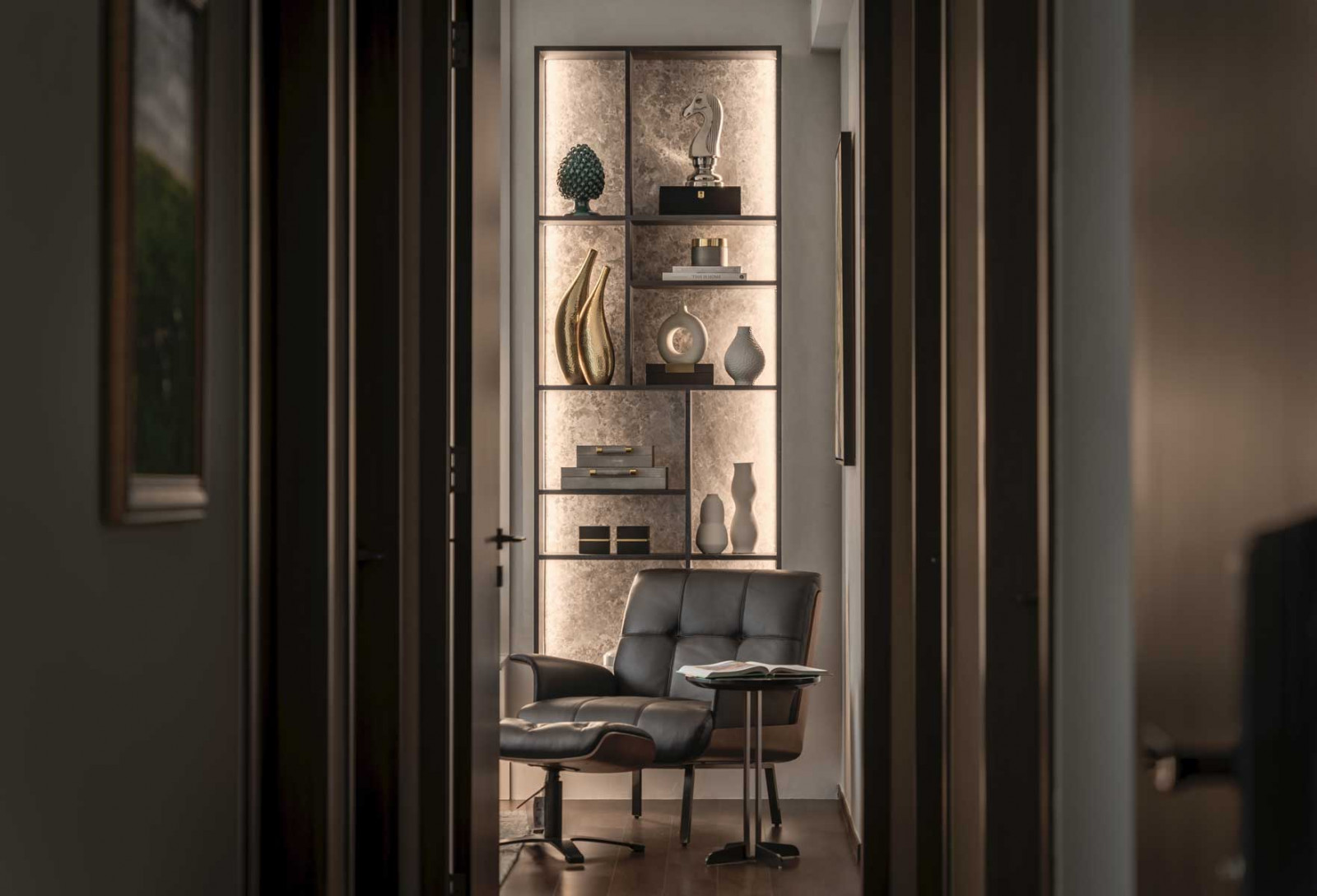 Elegant backlit shelves highlight an assortment of accessories (Photo: Summerhaus D’zign)