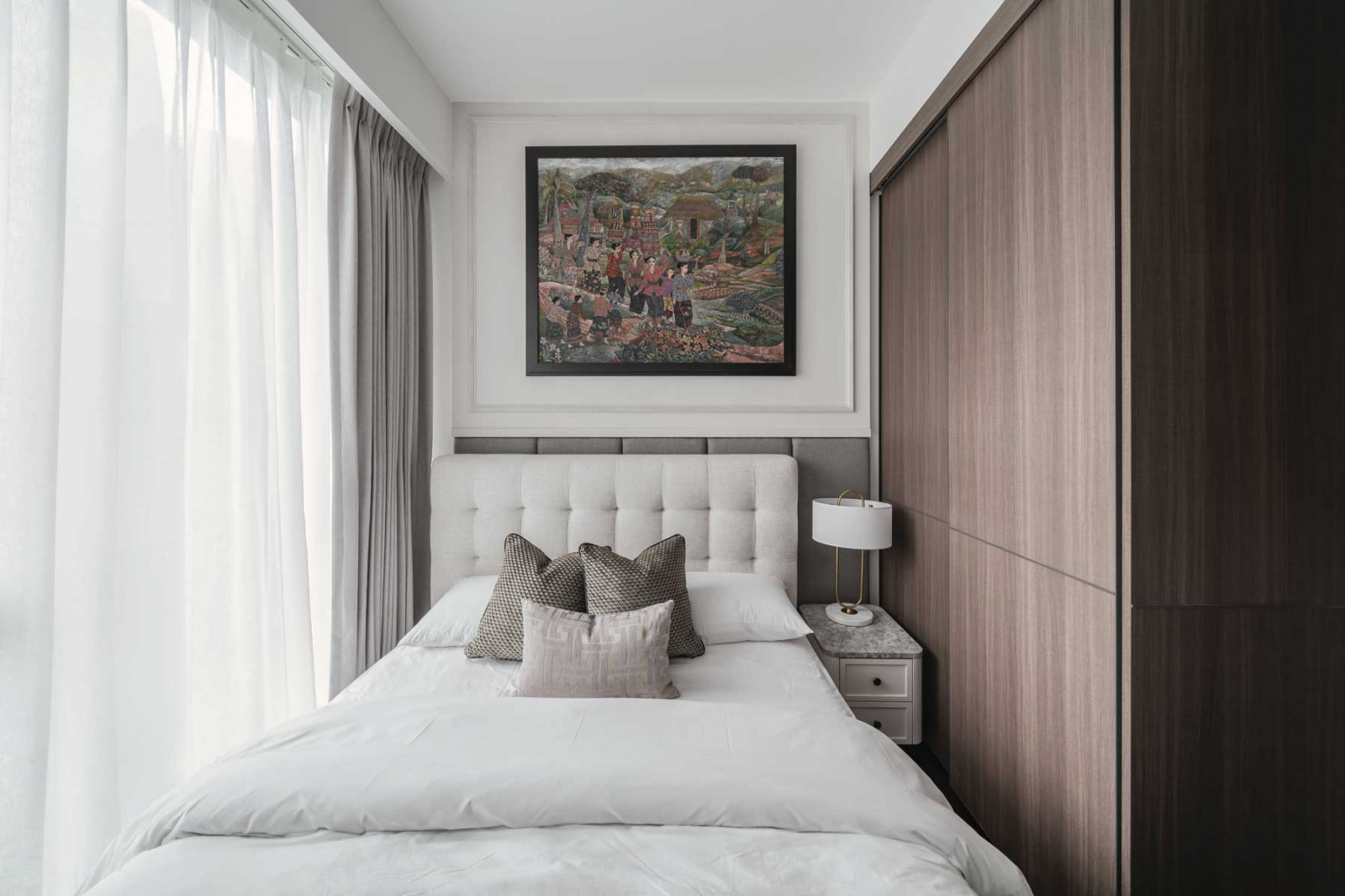 A colourful painting brings a sprinkling of ethnic flair to this bedroom (Photo: Summerhaus D’zign)