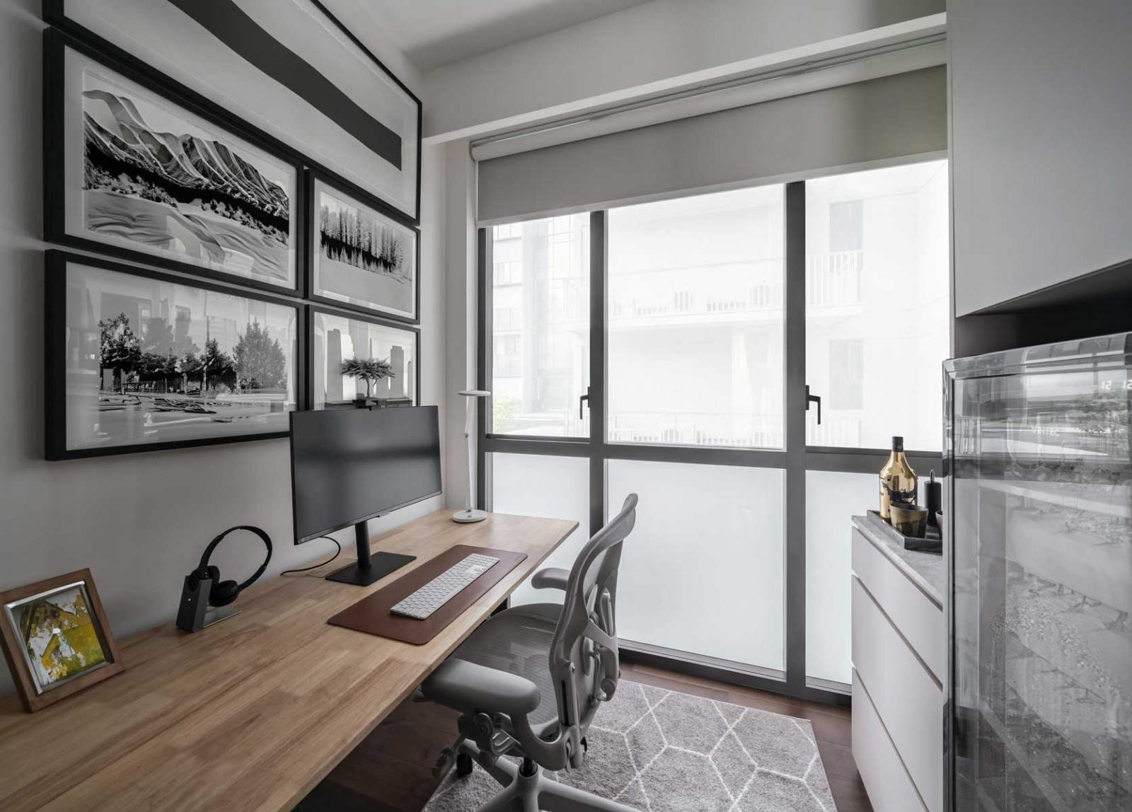 The functional home office benefits from a thoughtful layout and plenty of natural light (Photo: Summerhaus D’zign)