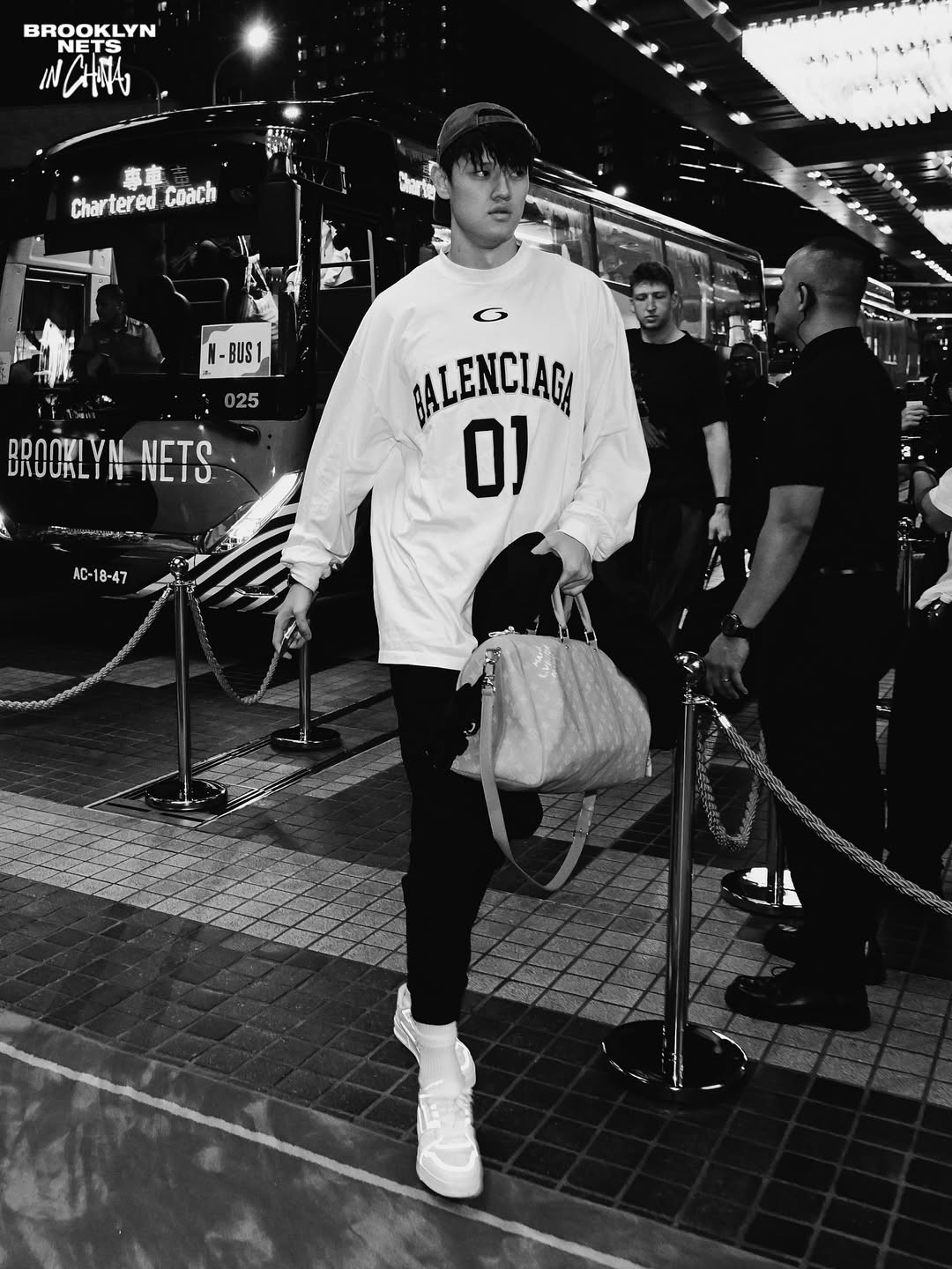 Zeng Fanbo wears a Balenciaga basketball series long-sleeved shirt.  (Photo: Brooklyn Nets / Instagram)