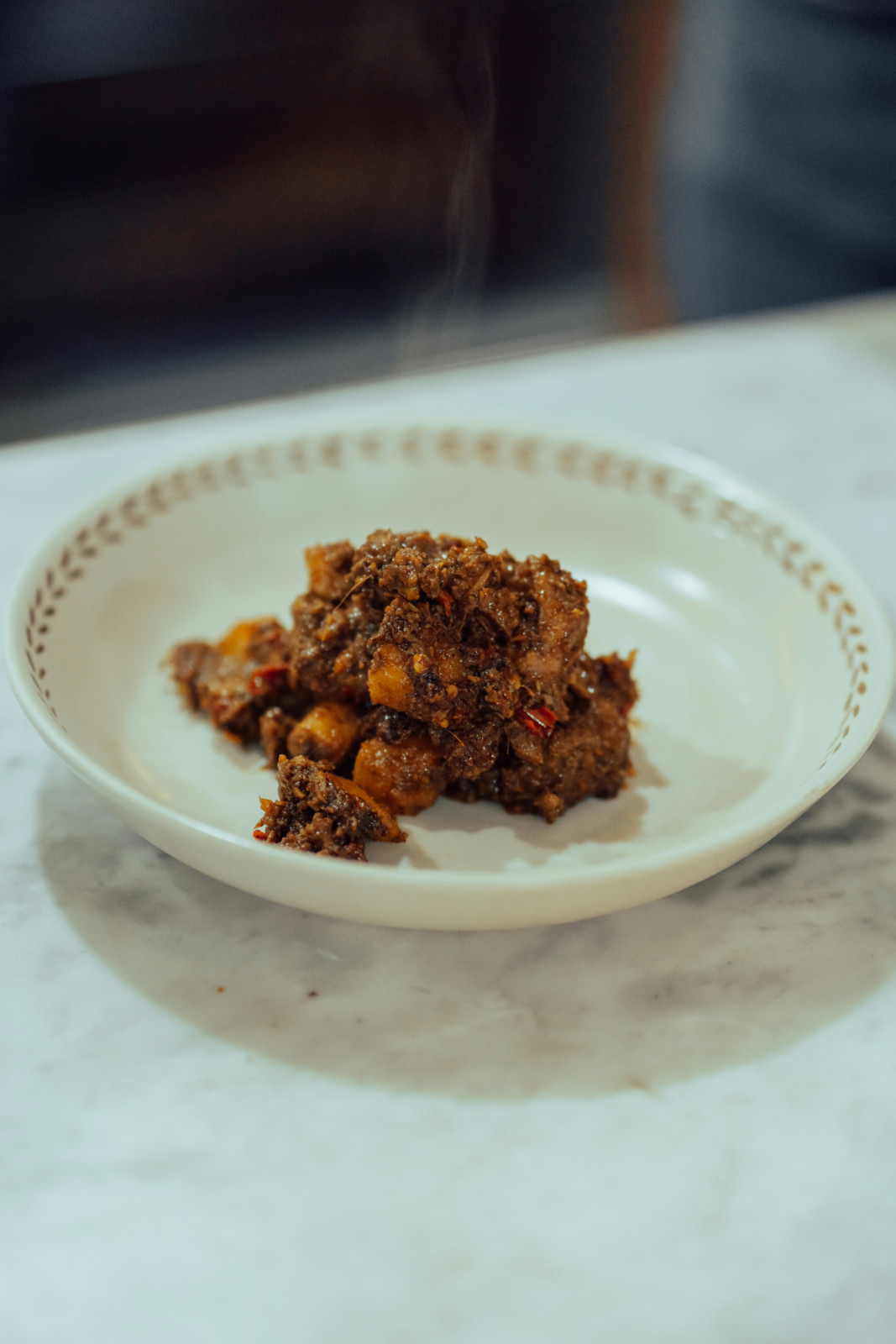 Who doesn't know rendang? This dish evolved from royalty to tiffin boxes and food courts. (Photo: prananta haroun / Unsplash)
