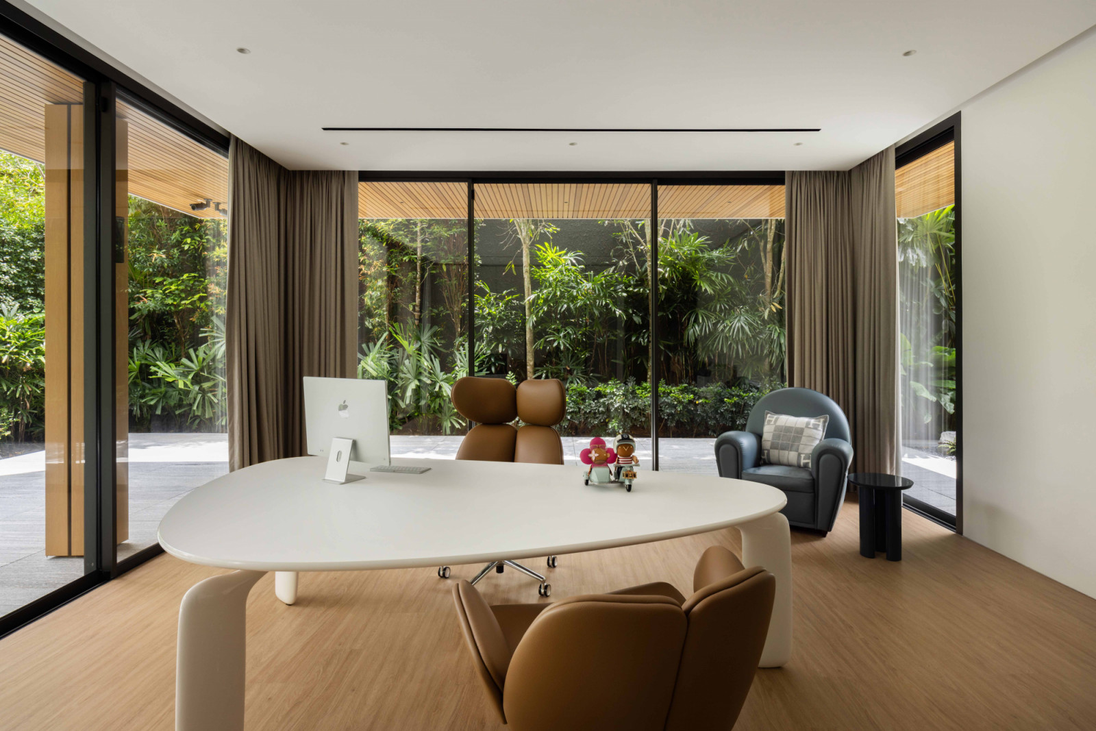 In the study, a Roche Bobois Pulp desk and chairs add to the home’s motif of curves, also in this space is a Poltrona Frau Vanity Fair armchair