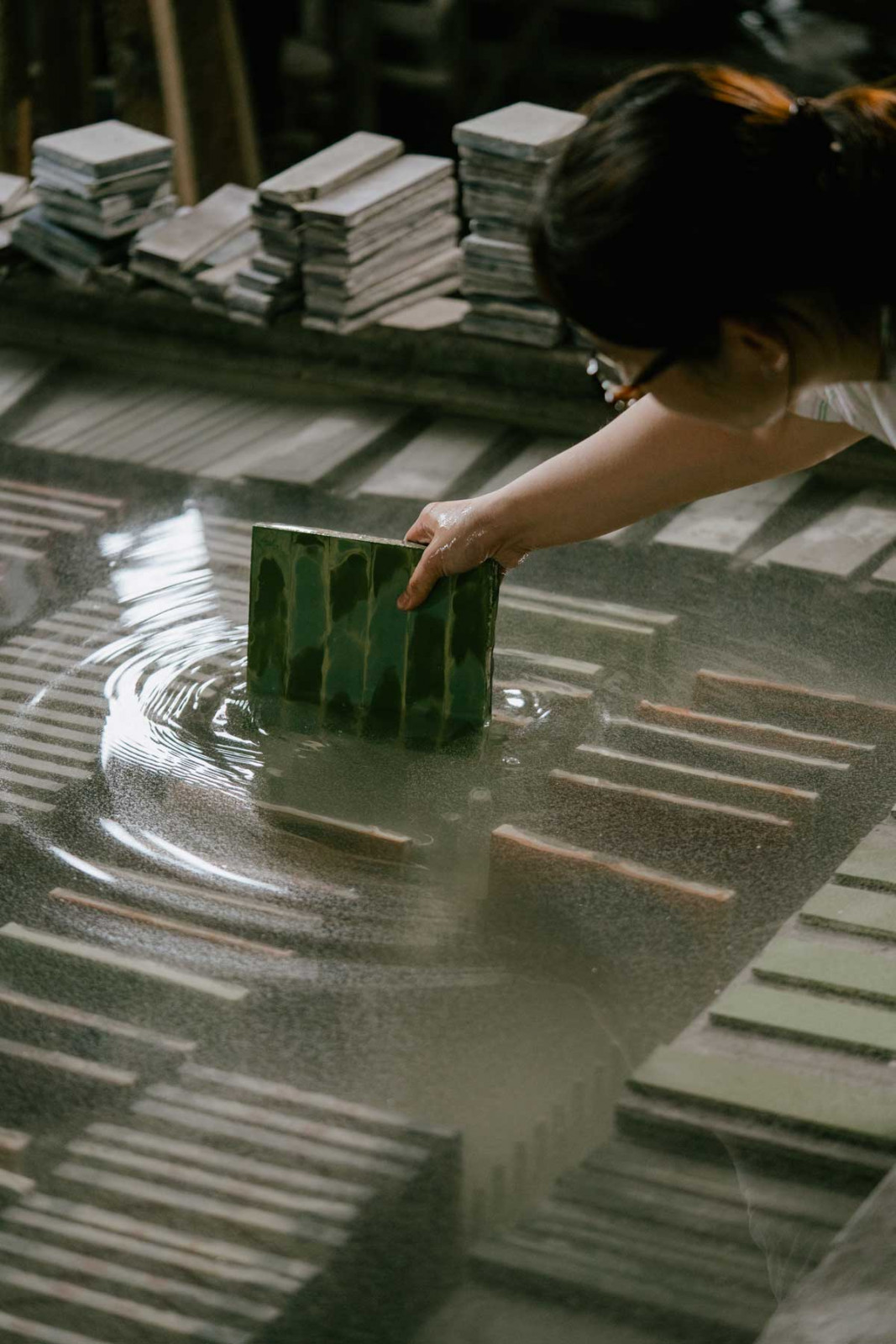 The traditional tile-marbling process is executed in a modern manner