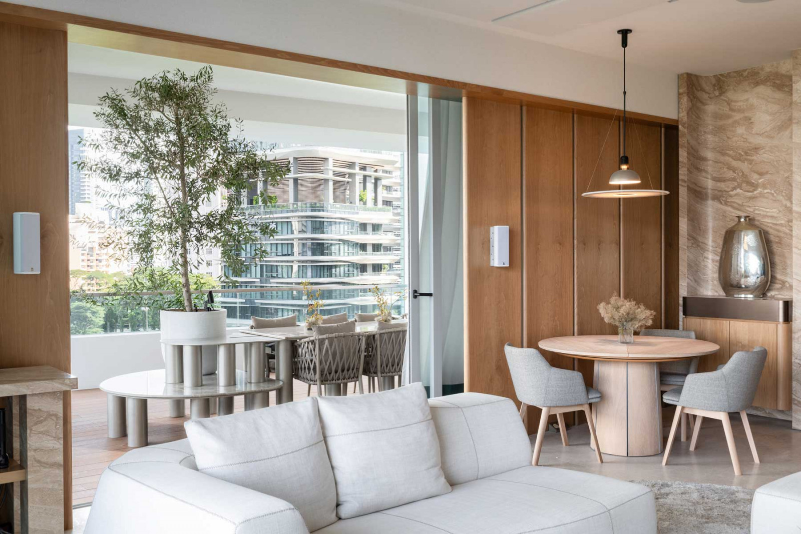 The fluid spatial flow between the home’s dining and living spaces facilitates a convivial way of life