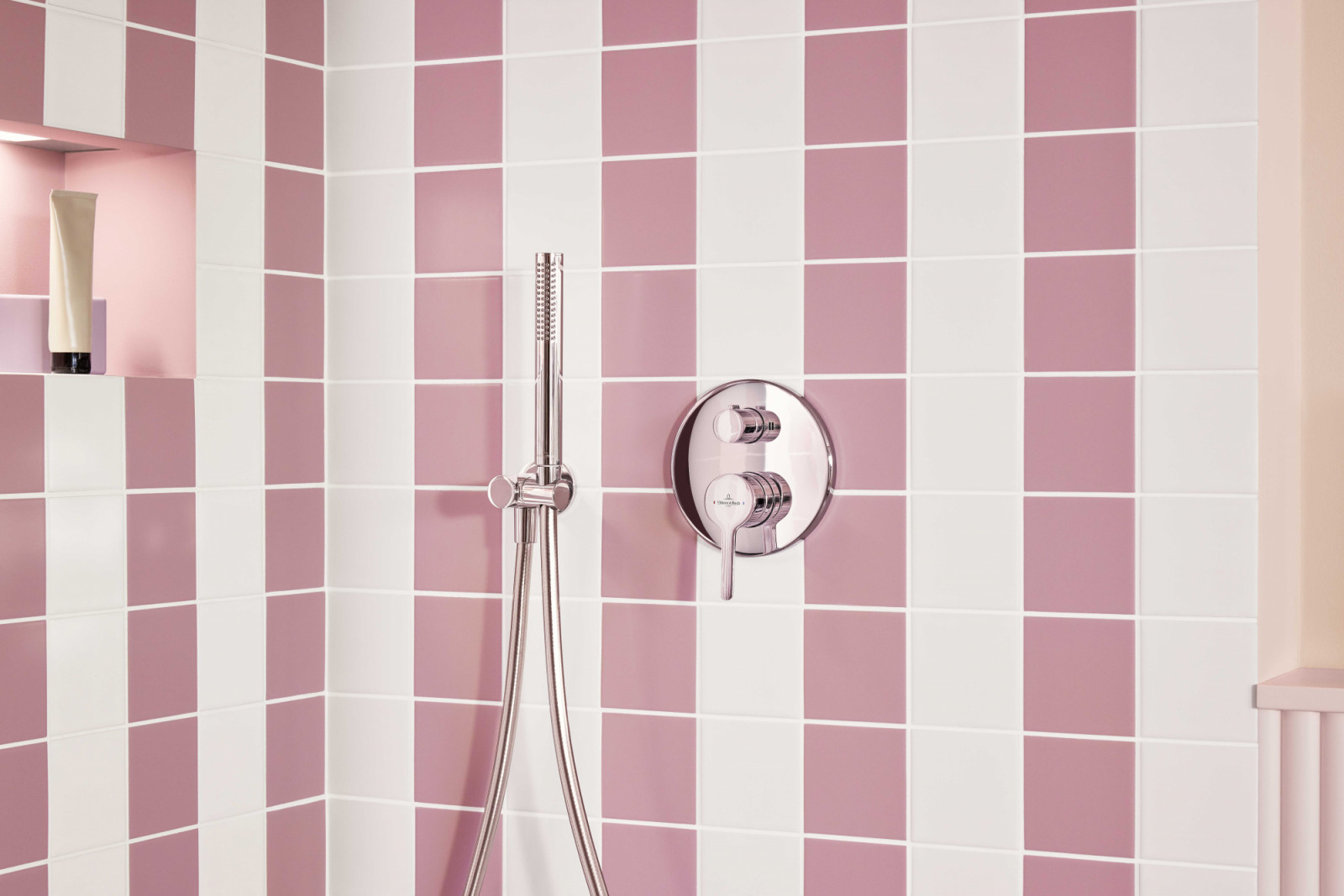 A comprehensive selection of taps for shower in classic Chrome and sleek Matt Black finishes
