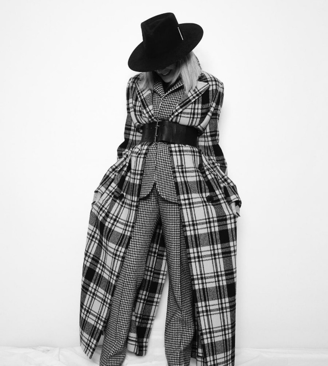 A wide belt cinches Keaton’s plaid coat into a sculptural silhouette (Photo: @diane_keaton / Instagram)