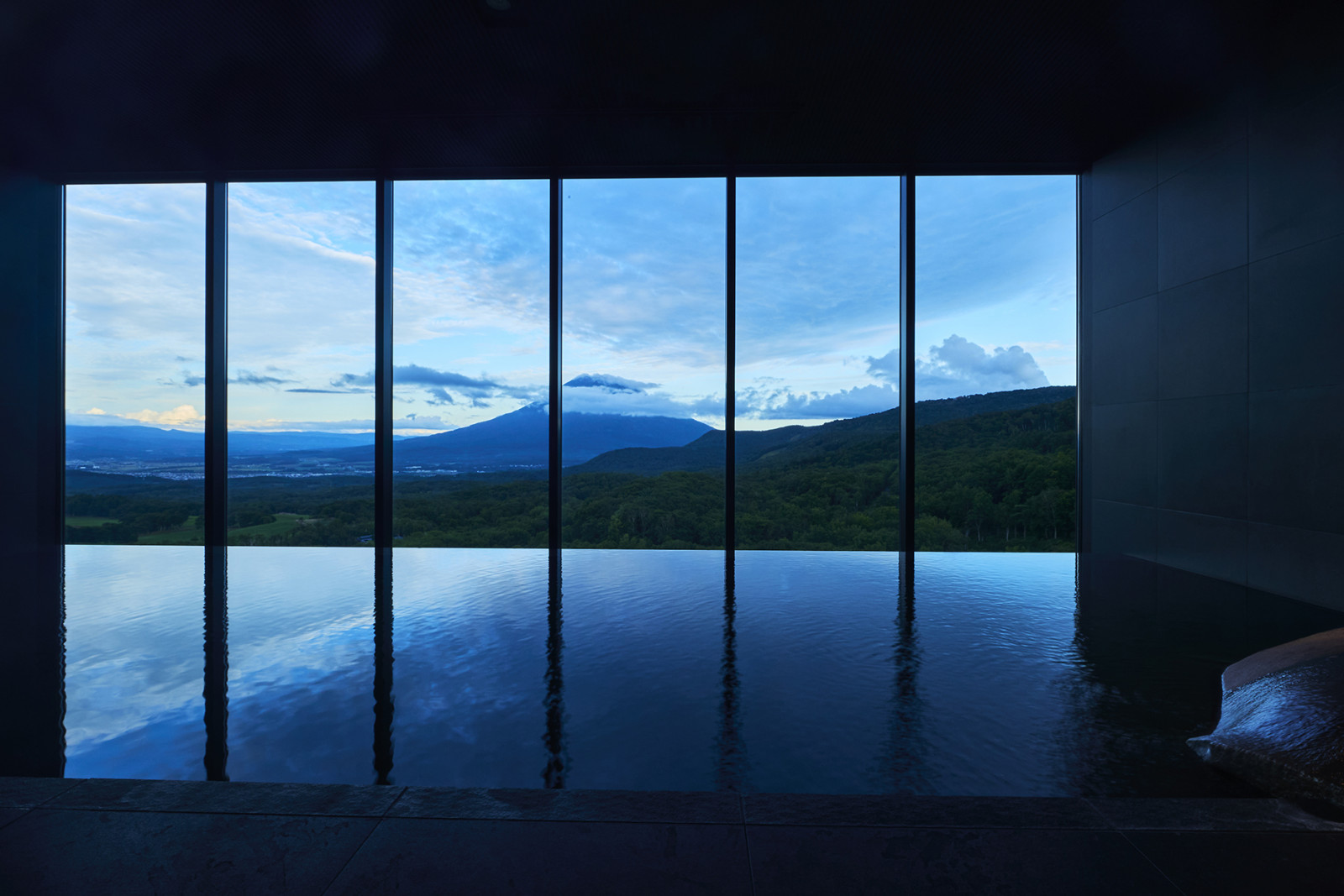 The infinity onsen creates a seamless visual transition to snow-covered Mount Yotei. (Photo: Chalet Ivy)