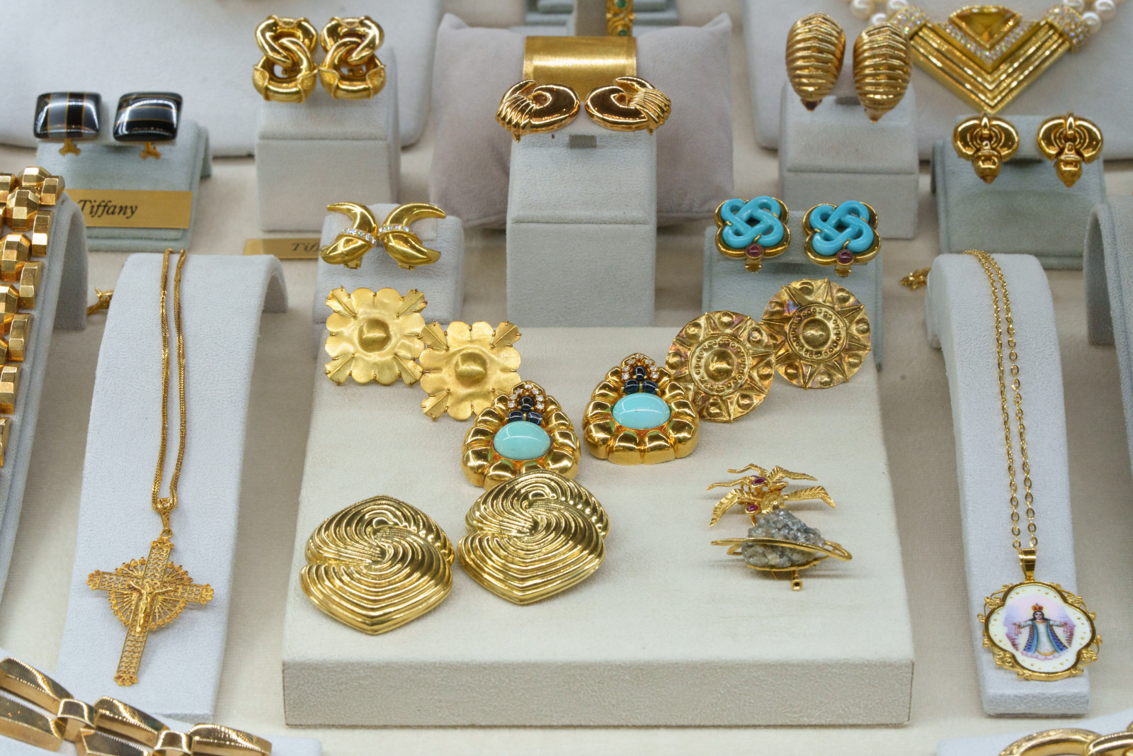 A display of fine jewellery by Riqueza