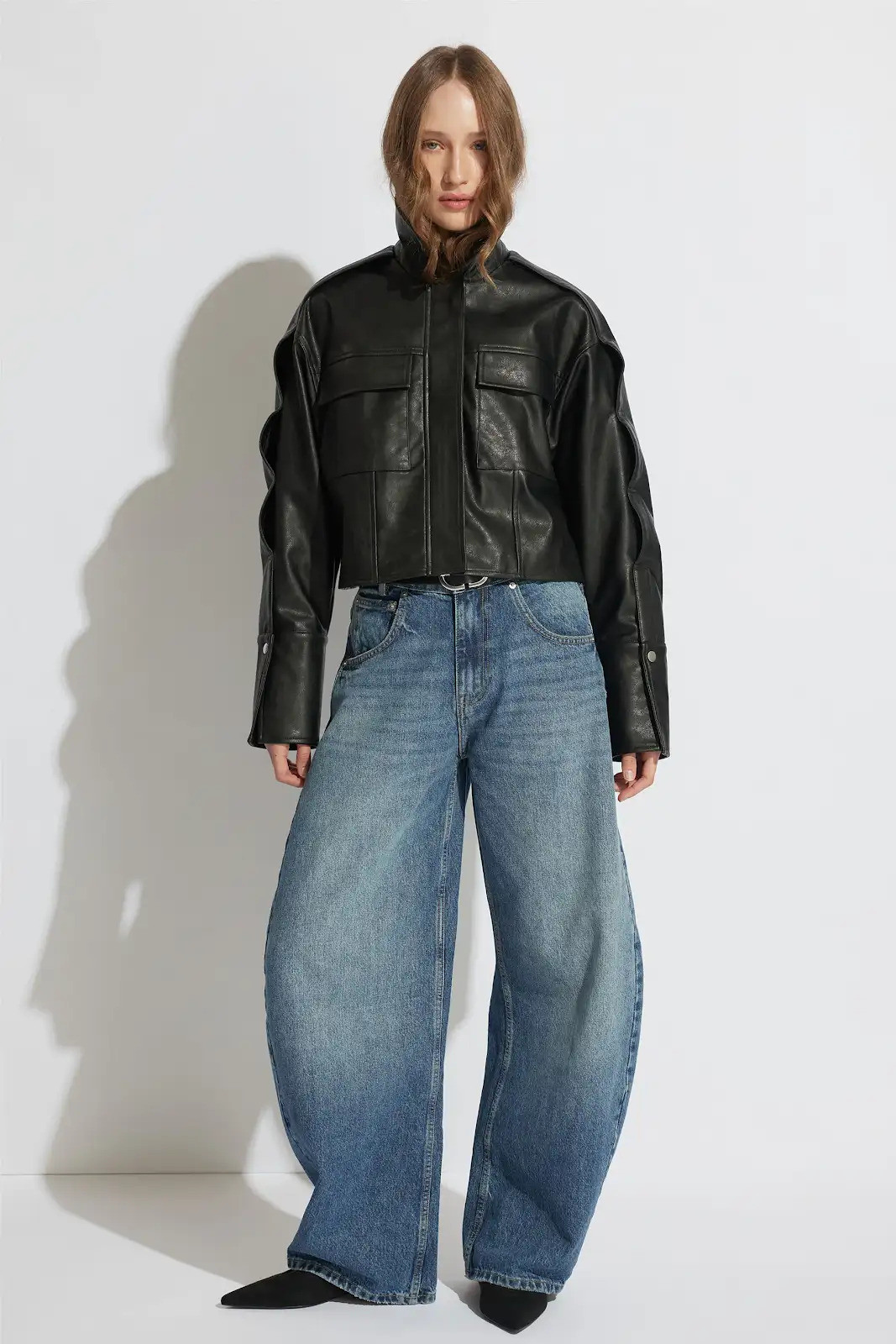 Barrel jeans dễ dàng phối cùng áo ôm sát phía trên, áo khoác ngắn hoặc dài, tạo tỷ lệ hài hòa, làm dài chân, đồng thời phù hợp với nhiều vóc dáng. Ảnh: Decjuba