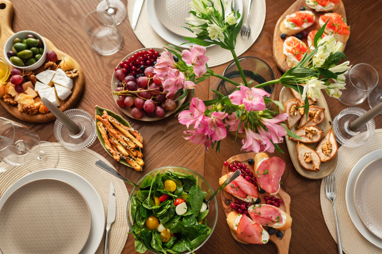 Turn your next dinner party meals into something extraordinary with a few thoughtfully chosen ingredients that enhance flavour, texture, and presentation. (Photo: Freepik)