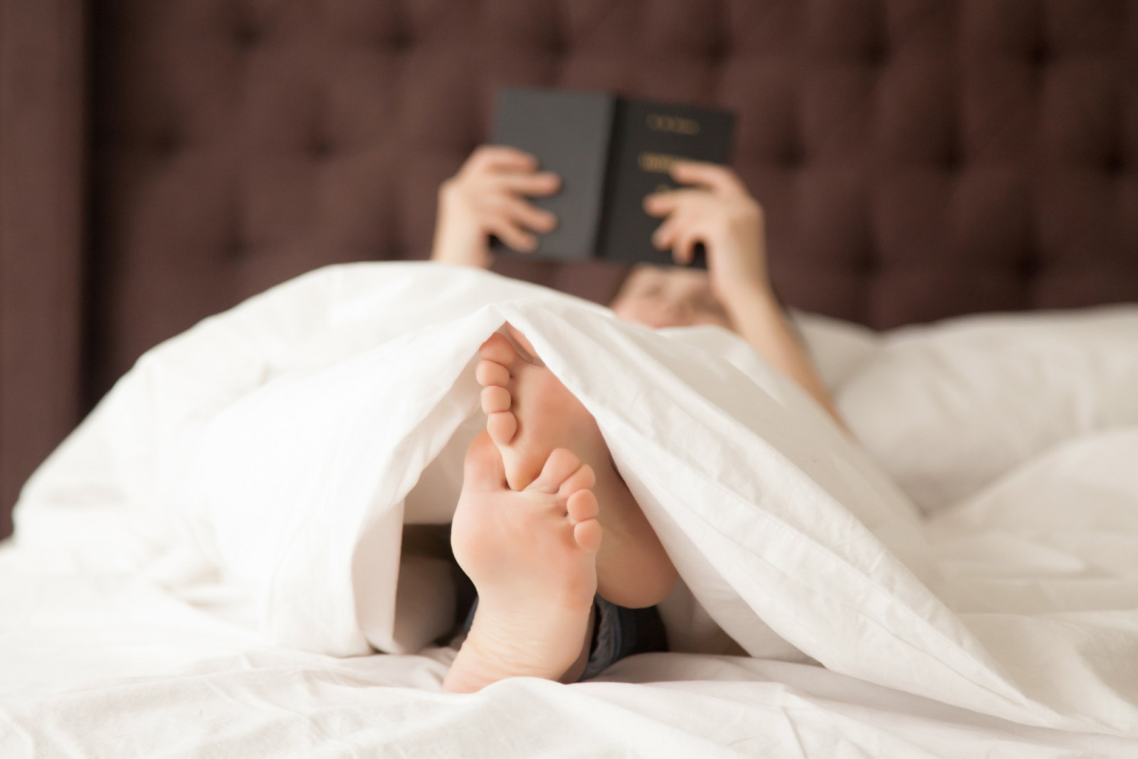 Warming your feet signals your body to cool down—triggering the natural process that helps you drift off faster. (Photo: Yanalya / Freepik)