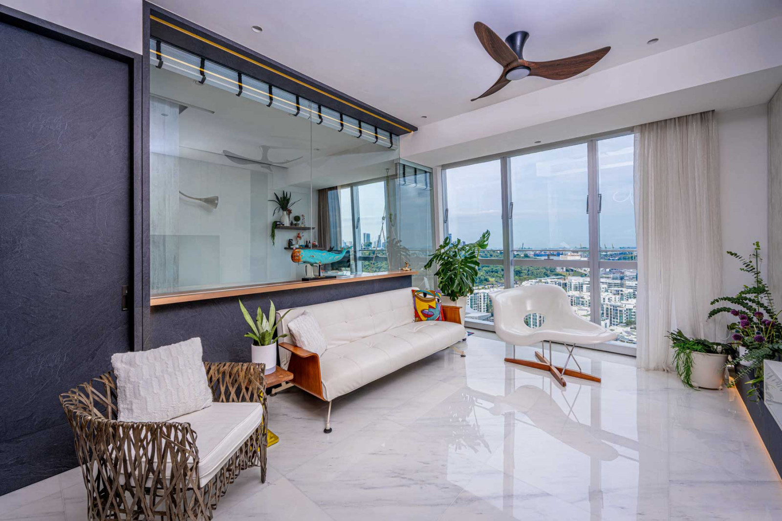 A solid wall was replaced by a glass partition to extend the views indoors