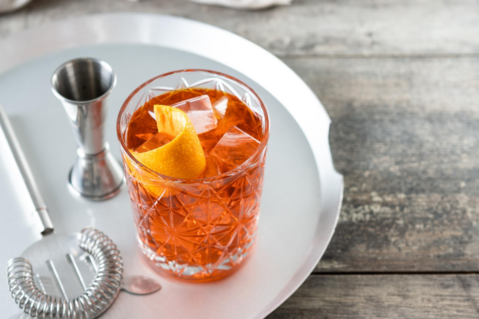 A bar cart doesn’t need to be elaborate to be effective. With the right mix of spirits, tools and glassware, it becomes a quiet anchor for any gathering—practical, tidy and always within reach. (Photo: Chandlervid85 / Freepik)