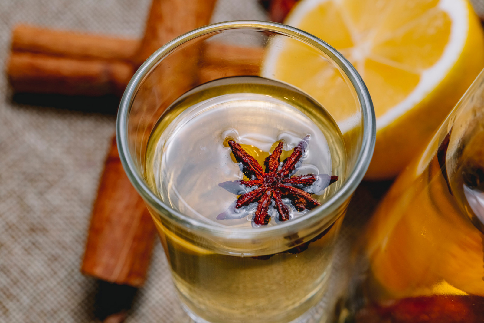 Keep a few reliable mixers on hand to make it easy to pour whatever you’re in the mood for. (Photo: Stockking / Freepik)