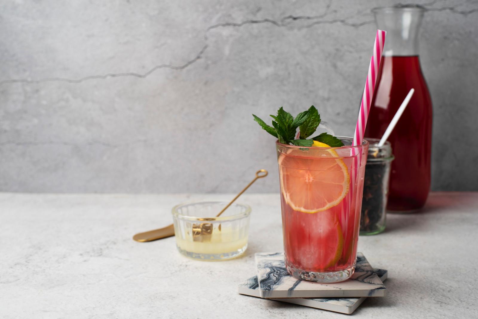 Add small details that feel personal, like your favourite coasters or a bowl of fresh citrus. (Photo: Freepik)