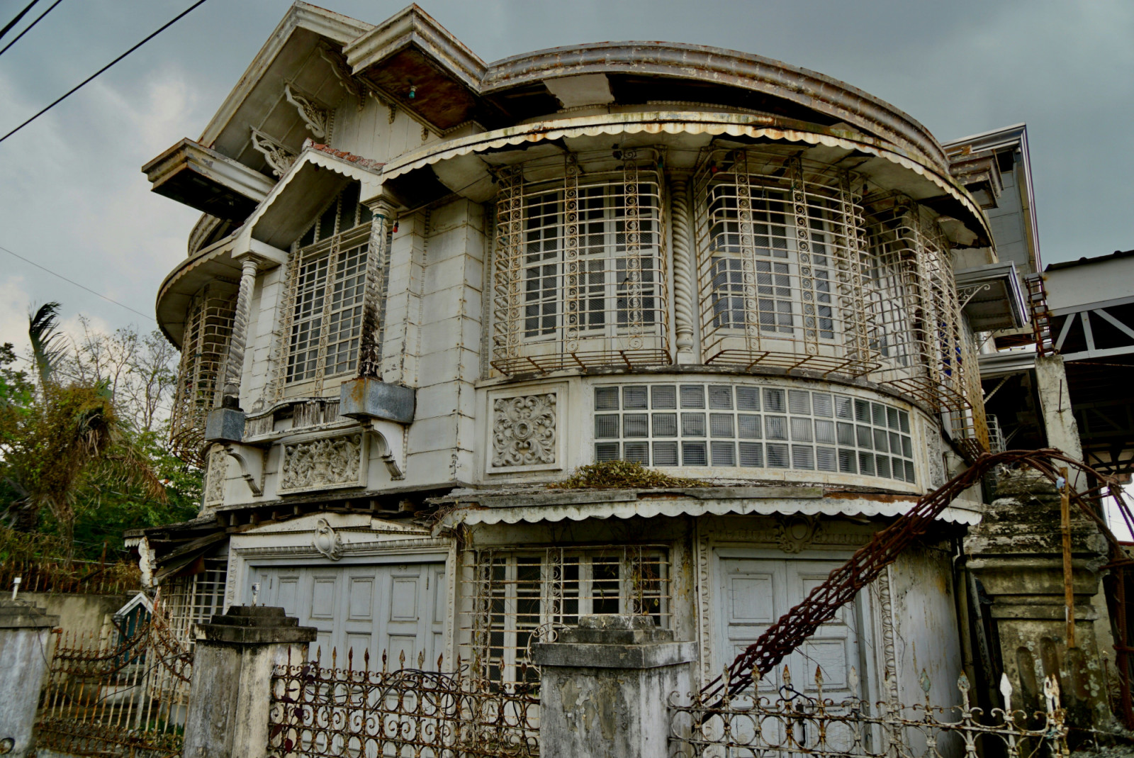 These haunted mansions are eerily fascinating, from their beautifully decaying architecture to their bloody histories. (Photo: Beth Macdonald / Unsplash)