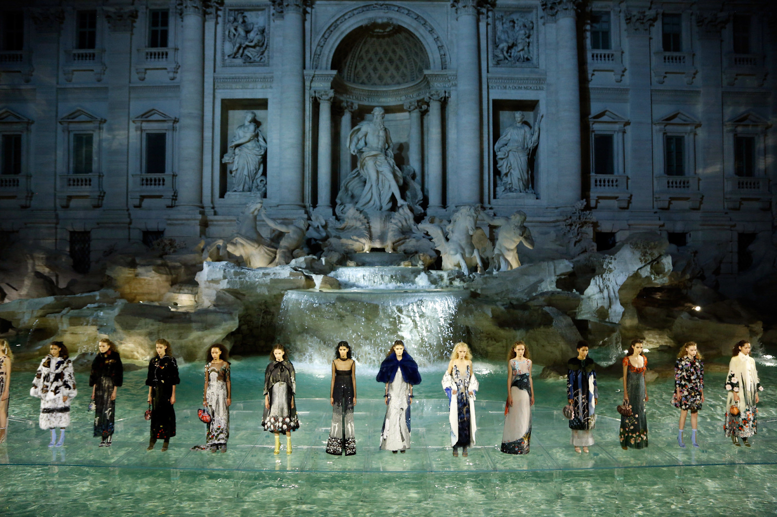 Fendi tại đài phun nước Trevi, Rome - một trong những show diễn mang tính biểu tượng nhất của nhà mốt Ý, nơi thời trang, di sản và kiến trúc hòa làm một. Dưới thời Maria Grazia Chiuri, tinh thần “Roman Modernity” có thể sẽ được kế thừa và chuyển hóa từ những khung cảnh như thế này. Ảnh: Fendi Archives