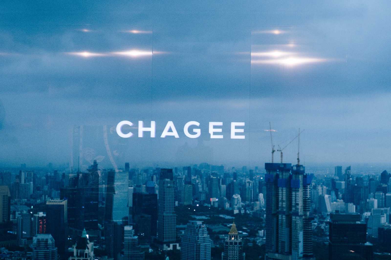วิวกรุงเทพฯ เมื่อมองออกนอกกระจก ณ Chagee Tea Bar ชั้น 74 ตึกคิง เพาเวอร์ มหานคร (ภาพ: Chagee Thailand)