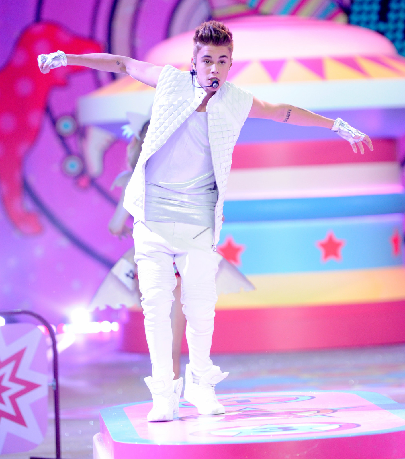 NEW YORK, NY - NOVEMBER 07: Justin Bieber performs during the 2012 Victoria's Secret Fashion Show at the Lexington Avenue Armory on November 7, 2012 in New York City. (Photo by Kevin Mazur/WireImage)