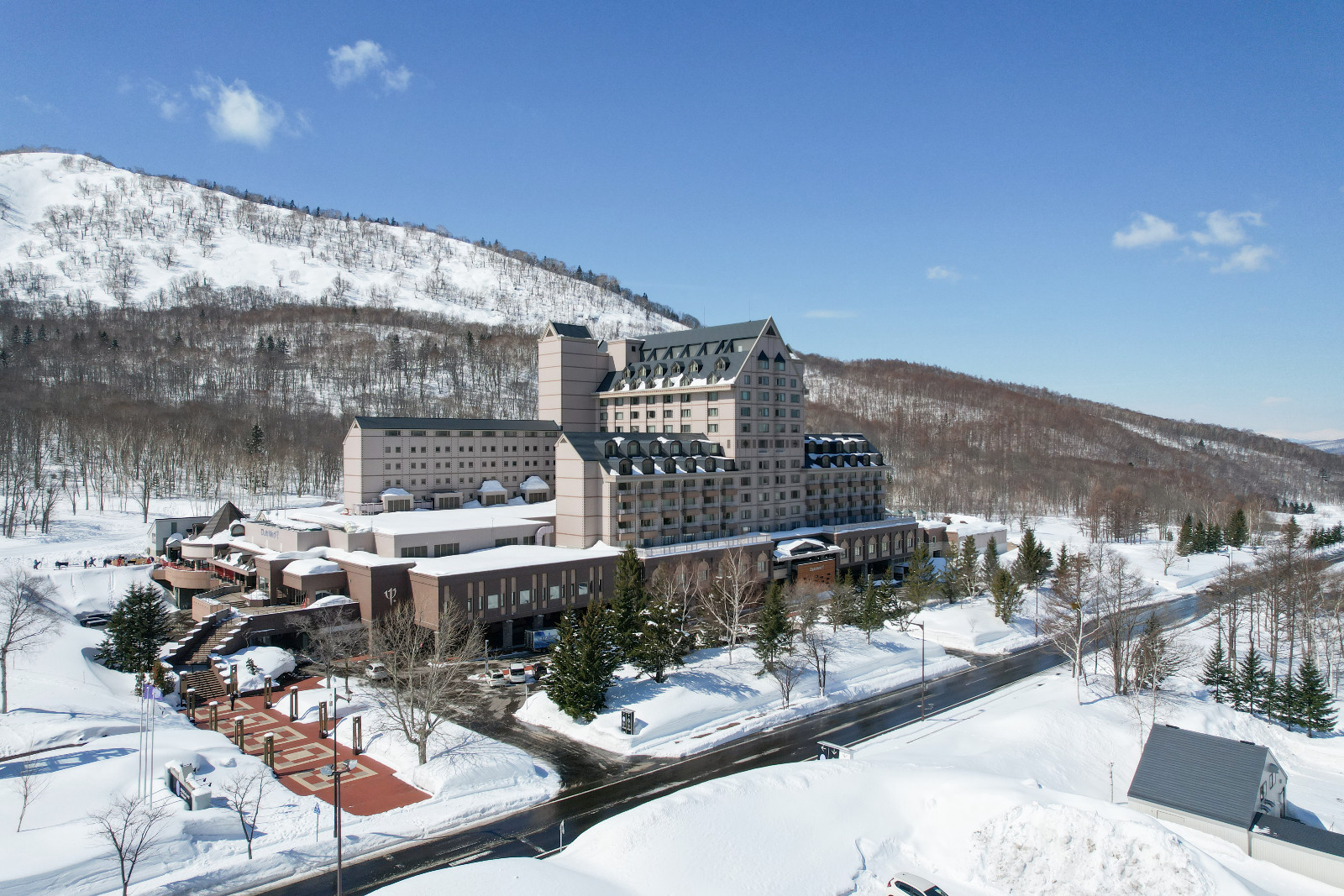 Suasana musim dingin di Club Med Kiroro Grand, Jepang—destinasi impian bagi pencinta salju dan petualangan ski kelas dunia